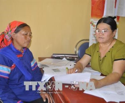 Nữ cán bộ Sùng Phà Sủi được bà con thôn bản tin yêu