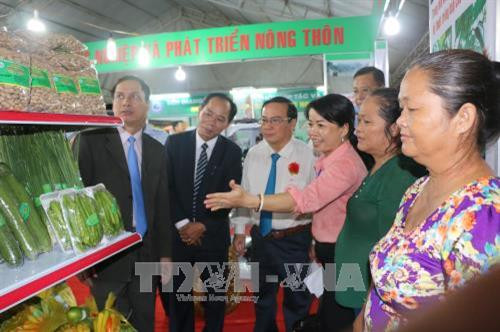 Khai mạc hội chợ triển lãm nông nghiệp công nghệ cao tiểu vùng Đồng Tháp Mười