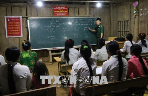 Chiến sỹ quân hàm xanh Vàng Lao Lừ “gieo chữ trên non”