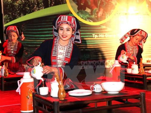 Nâng chén trà khơi nguồn Tết đoàn viên