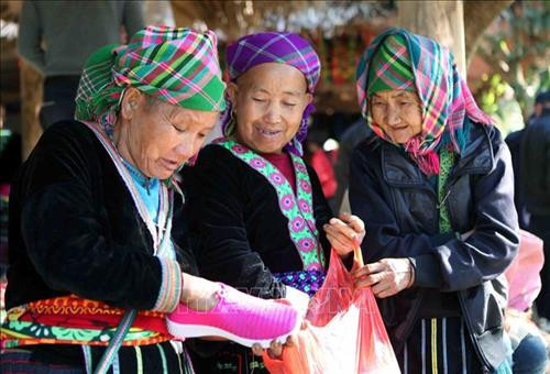 Chợ phiên vùng cao biên giới Sin Suối Hồ