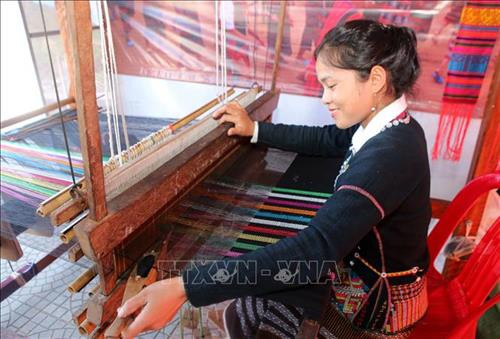 Trưng bày, giới thiệu, quảng bá sản phẩm văn hóa và du lịch của các địa phương