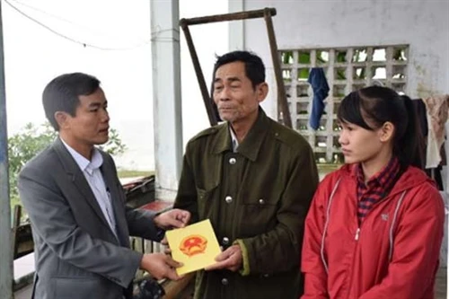 Tặng thưởng ông Nguyễn Thanh Phước dũng cảm cứu người trong lũ