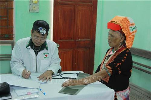 Khám bệnh, phát thuốc miễn phí cho đồng bào dân tộc vùng biên giới