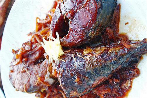 Đậm đà món cá thu kho lá chè Hạ Long