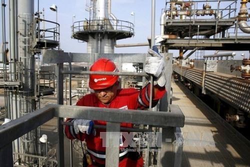 Giá dầu thế giới tiếp tục tăng, giá vàng giảm