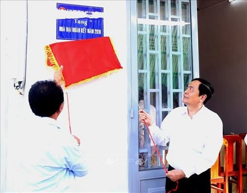 Trao nhà Đại đoàn kết, tạo động lực giúp các hộ nghèo vươn lên