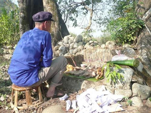 Lễ cúng thần thổ địa của người dân tộc thiểu số