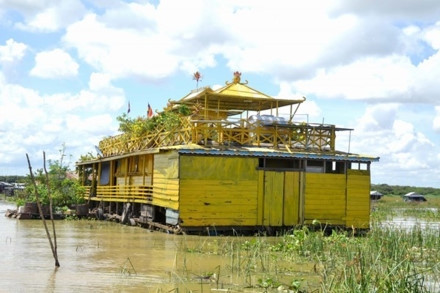 Lạ mắt với Chùa Vàng nổi trên Biển Hồ