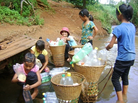 Người đưa nước sạch về buôn