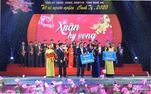 Nghệ An "mang" Tết đến với hộ nghèo các huyện miền núi