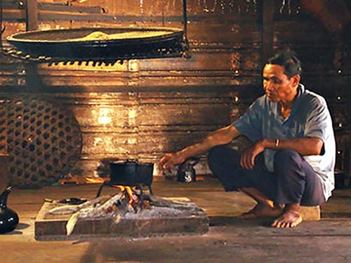 Bếp lửa trong nhà sàn dài người Mạ
