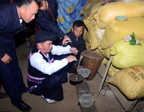 Tục cân nước để dự báo thời tiết của người Mông