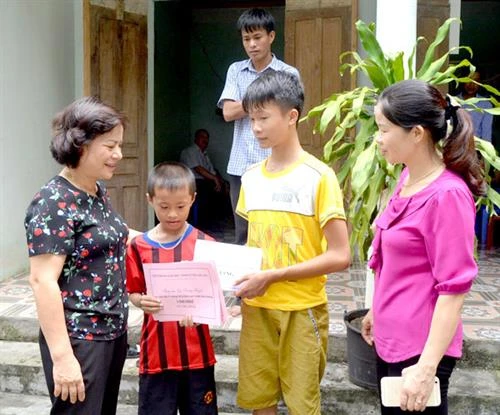 Hơn 100 trẻ em dân tộc thiểu số, hoàn cảnh khó khăn tham gia chương trình "Thắp sáng ước mơ"