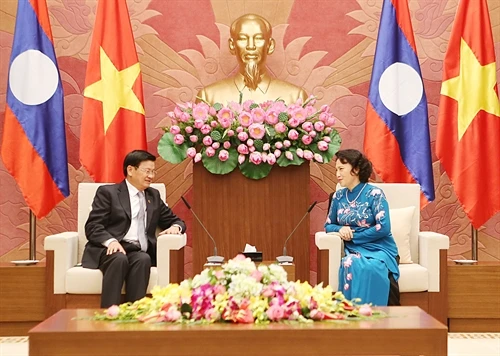 Chủ tịch Quốc hội Nguyễn Thị Kim Ngân tiếp Thủ tướng Lào Thongloun Sisoulith