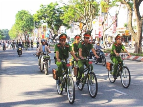 “Tôi đi xe đạp đến các cơ quan Chính phủ, họ nhìn ánh mắt hơi lạ!”