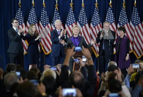 Bà Clinton sẵn sàng làm việc với ông Trump