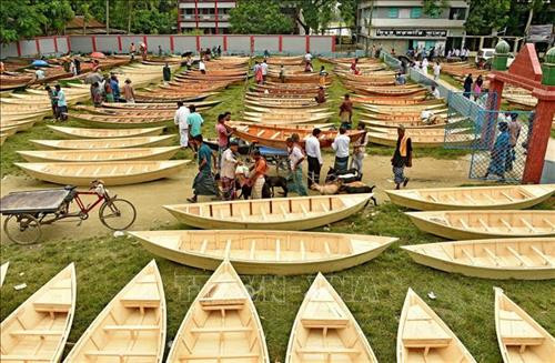 Thuyền gỗ, loại phương tiện giao thông đường thủy giá rẻ và thuận tiện ở Bangladesh