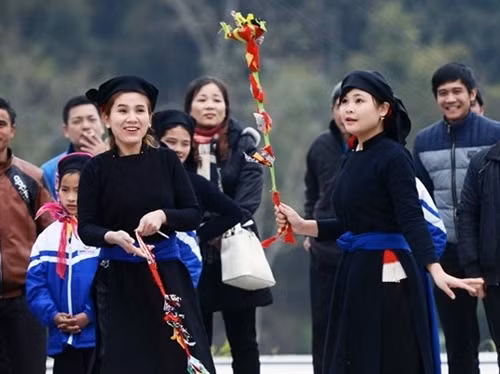 Độc đáo tục ném còn của người Tày ở Chiềng Keng