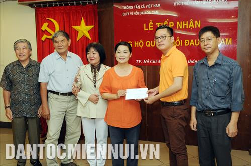 Các tác giả Triển lãm tranh "Giấc mơ màu" trao tiền ủng hộ quỹ Vì nỗi đau da cam