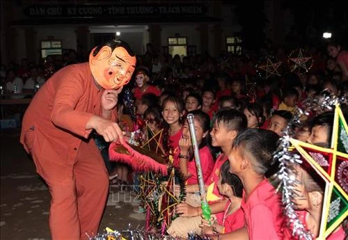 Học sinh dân tộc thiểu số vùng lũ Xá Lượng đón Tết Trung thu sớm