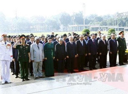 Lãnh đạo Đảng, Nhà nước tưởng niệm các Anh hùng Liệt sỹ và vào lăng viếng Chủ tịch Hồ Chí Minh