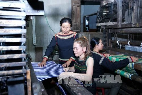 Người khôi phục nghề dệt thổ cẩm Ê - đê