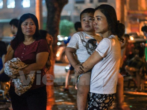 Hà Nội: Cháy chung cư Linh Đàm giữa đêm, dân bỏ nhà tháo chạy