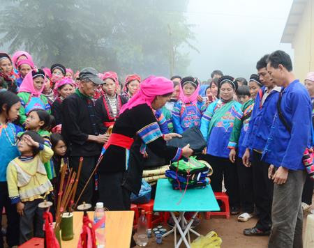 “Hát kể” trong đám cưới của người Phù Lá