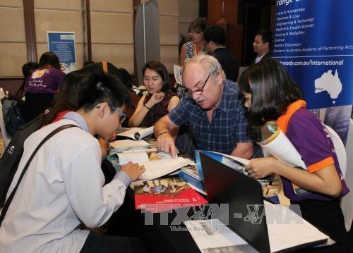 Ngày hội Giáo dục đại học quốc tế 2017 thu hút đông đảo học sinh Thủ đô