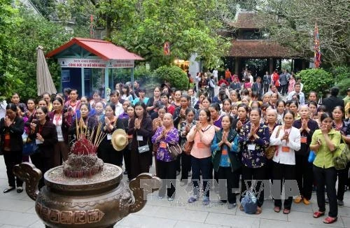 Dâng hương tưởng niệm các Vua Hùng
