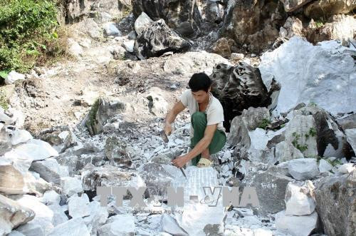 Nghề đục đá truyền thống dưới chân núi Đá Tiên