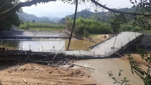 Cầu bất ngờ bị sập khi đang thi công tại Yên Bái