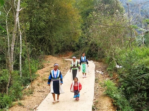 Nét đẹp trong trang phục phụ nữ Mông Trắng ở Cao Bằng