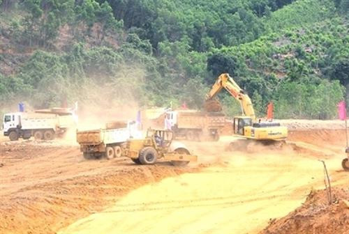 Đồng bào H’Rê nhường chỗ ở cho công trình thủy lợi