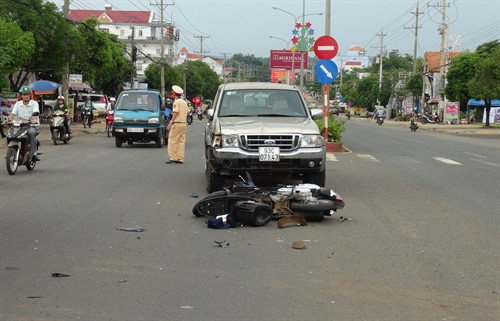 Nhậu say qua đường bất cẩn, hai người bị thương vong
