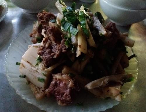 Độc đáo món măng trộn tro bếp của người Khơ Mú