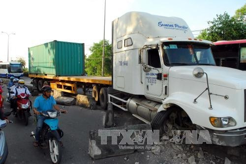 Xe container nổ lốp húc bay hàng loạt dải phân cách bê tông