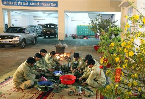 Đón xuân sớm trên công trường truyền tải điện Gia Lai