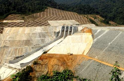 Vỡ đập nhánh thủy điện Sông Bung 2, hai công nhân bị nước cuốn trôi