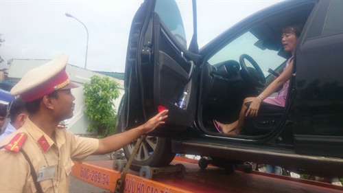 Nữ tài xế vi phạm luật giao thông, cố thủ trong ô tô bị phạt gần 5 triệu đồng