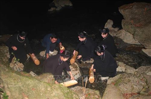 Độc đáo tục lấy nước đầu năm mới của người Tày, Nùng ở Pác Bó