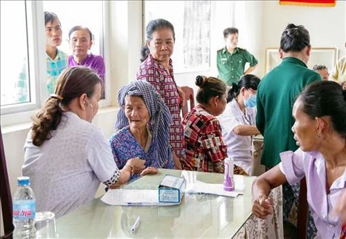 Khám bệnh, cấp thuốc, tặng quà người nghèo, đồng bào Khmer ở Sóc Trăng