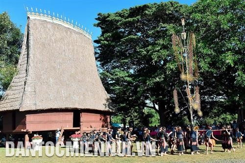 Người Bahnar rộn ràng đón nhà Rông mới