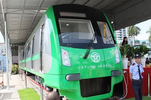 Đầu máy, toa xe đầu tiên của dự án đường sắt Cát Linh-Hà Đông đã về đến cảng Hải Phòng