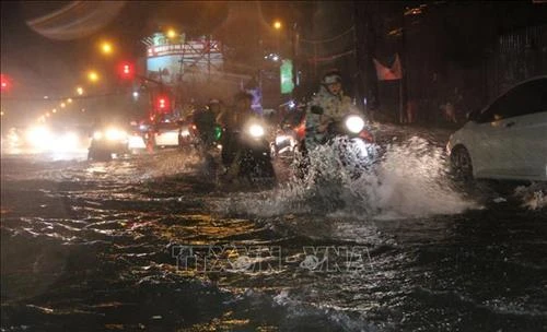 Thời tiết ngày 26/11: Áp thấp suy yếu gây mưa to, lũ lớn tại khu vực Trung Bộ và Nam Bộ, Bắc Bộ đêm và sáng trời rét
