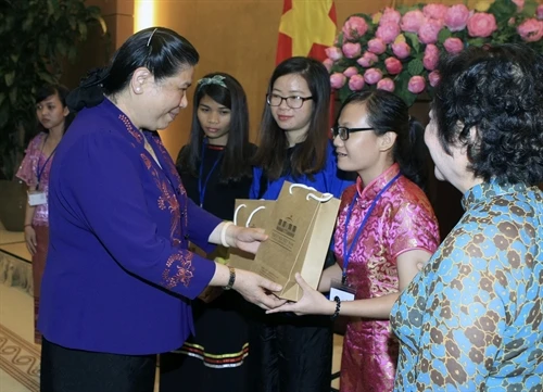 Phó Chủ tịch Quốc hội Tòng Thị Phóng tiếp học sinh, sinh viên dân tộc thiểu số của Quỹ học bổng Vừ A Dính