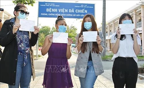 Dịch COVID-19: Ba bệnh nhân nặng có tiến triển tốt, 53 bệnh nhân có kết quả âm tính từ 2-4 lần với virus SARS-CoV-2