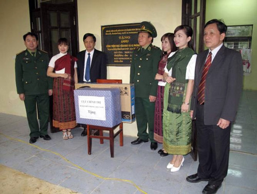 Thắm tình kết nghĩa hai bản vùng biên