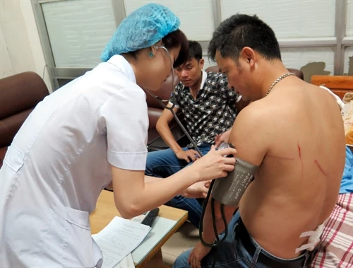 Một nhà báo bị côn đồ truy sát khi đang trên đường đến cơ quan làm việc.